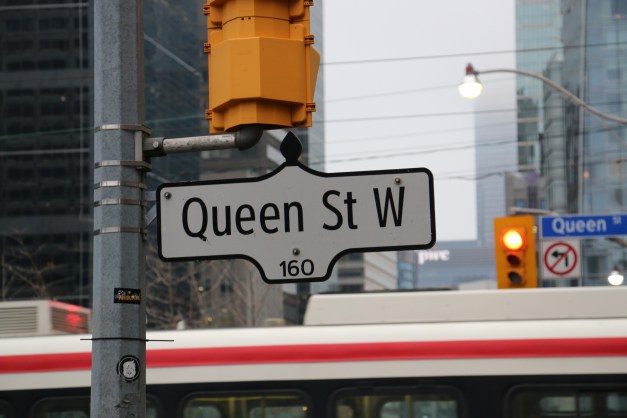 Queen St W